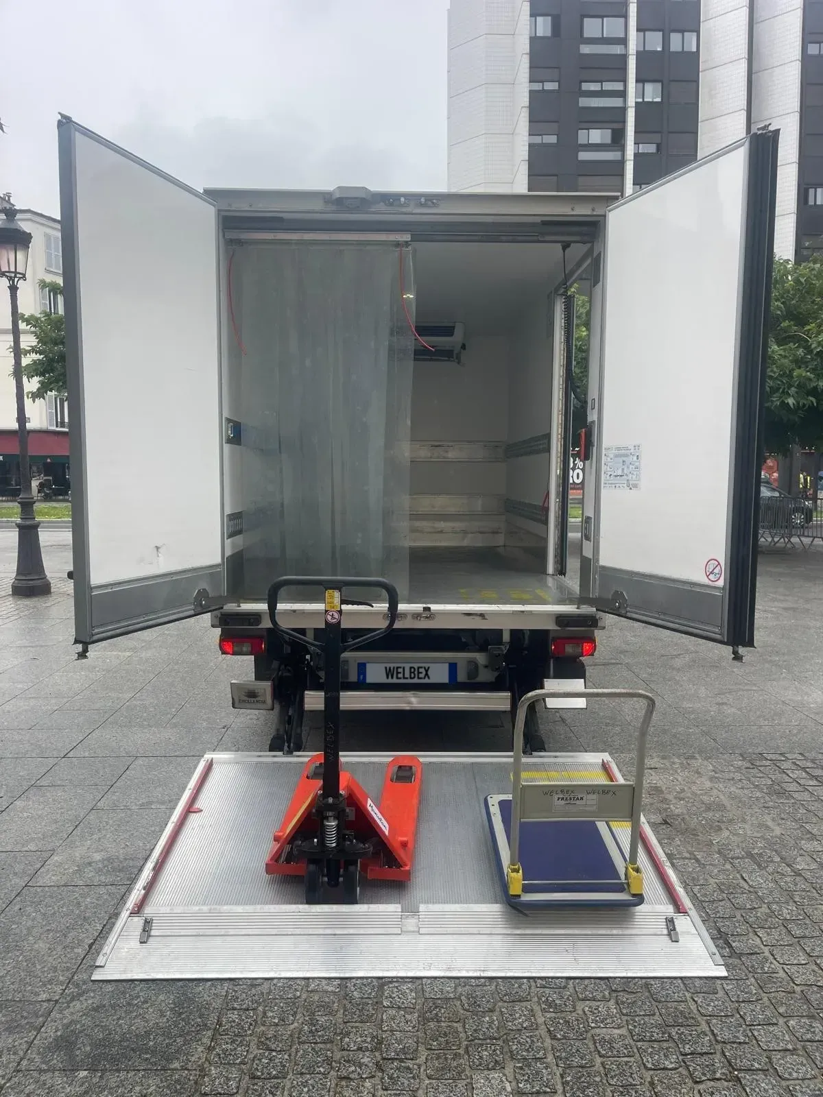 Caisse Welbex ouverte, hayon abaissé et chariot