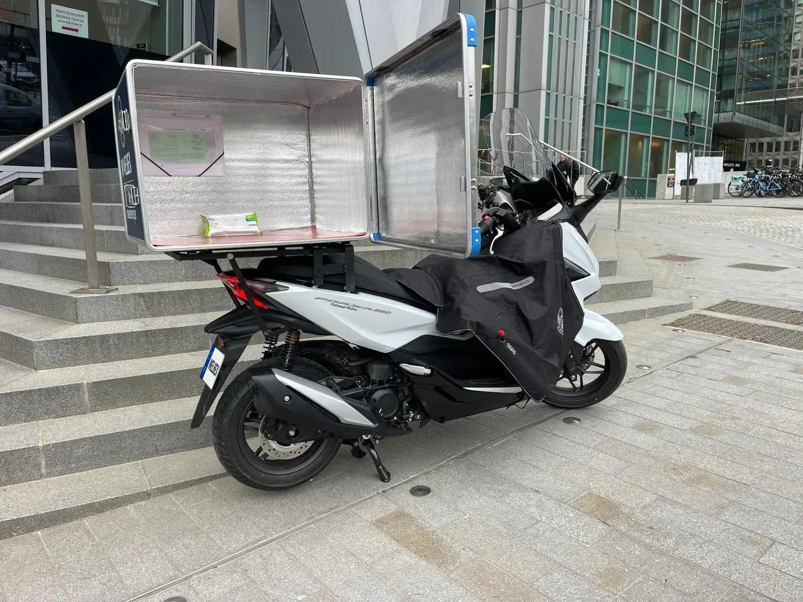 Scooter Honda Welbex avec sa caisse Welbox ouverte