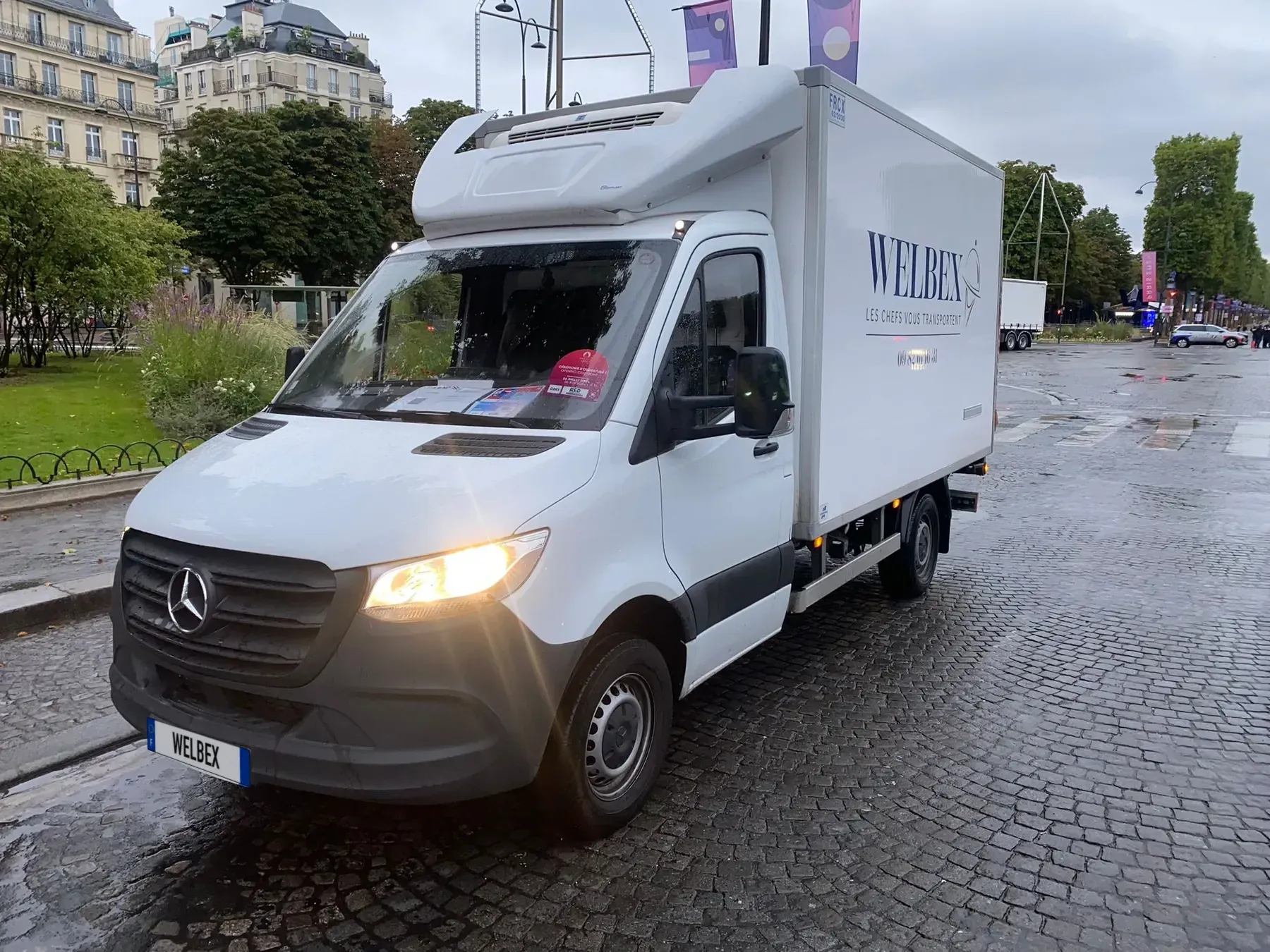 Camion frigorifique Welbex sur une avenue parisienne